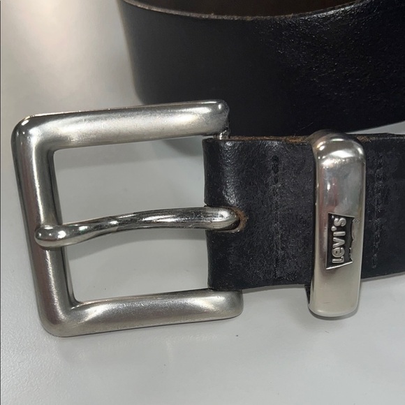 Levi’s dark brown Leather Belt preowned size 32/ silver tone buckle - Picture 2 of 9